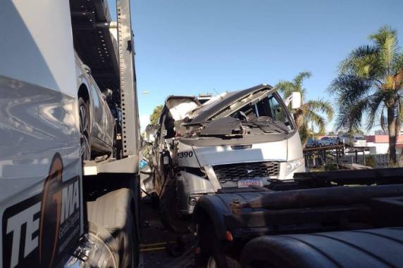 Colisão ocorreu na Perimetral Norte, no bairro Interlagos, nesta sexta (17)