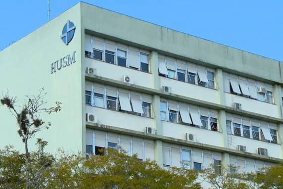 Disparo teria sido feito por um adolescente de 17 anos, com quem a menina se relacionava. Jogo de "roleta-russa" teria começado contra a vontade da menina. Vítima está em estado estável e deve passar por cirurgia para retirada da bala.