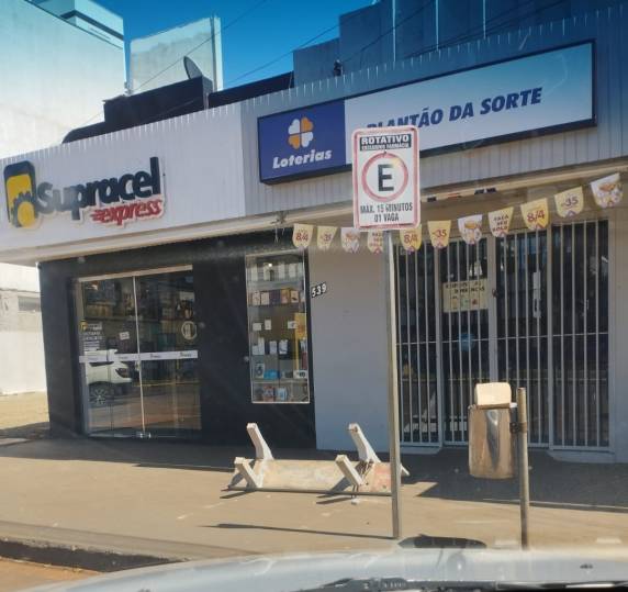 Câmera de monitoramento registra ato de vandalismo no Centro de Três de Maio - foto 3