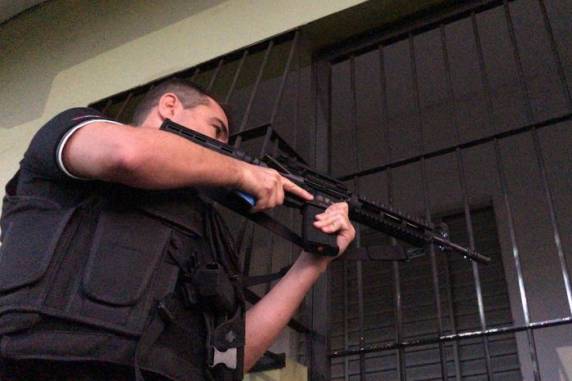 Polícia faz operação para apreender armas de facções envolvidas em homicídios na zona norte de Porto Alegre - foto 4