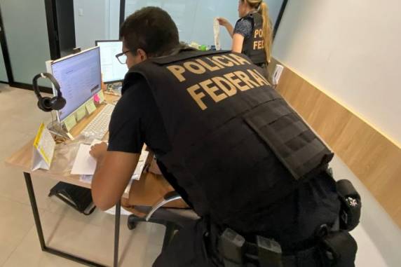 Agentes apuram atuação de um homem que mora em Montevidéu, no Uruguai, e tem empresas em Santana do Livramento, pelo crime de evasão de divisas