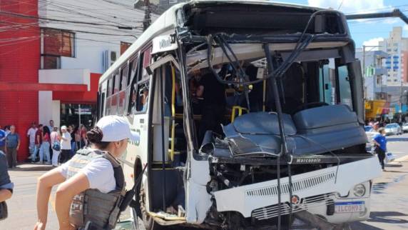 Colisão entre dois ônibus da Coleurb deixa dezenas de feridos no Centro de Passo Fundo - foto 2