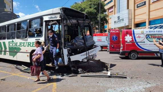 Colisão entre dois ônibus da Coleurb deixa dezenas de feridos no Centro de Passo Fundo - foto 3