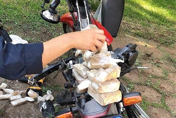 O motociclista, paranaense de 26 anos, confessou que receberia pagamento para transportar a droga do Paraná até a região sul de Santa Catarina.