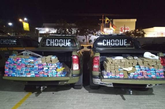 Uma espingarda e uma balança de precisão também foram apreendidas