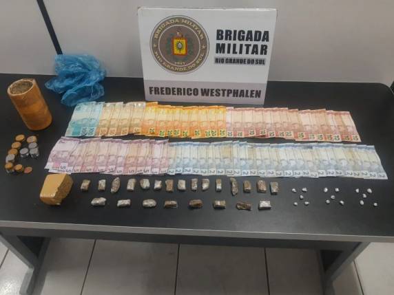 A prisão foi realizada após tentativa de abordagem ao homem que dispensou uma sacola plástica azul contendo 23 porções fracionadas de maconha e uma porção maior, 15 pedras de crack, além de R$ 854,00 (oitocentos e cinquenta quatro reais).