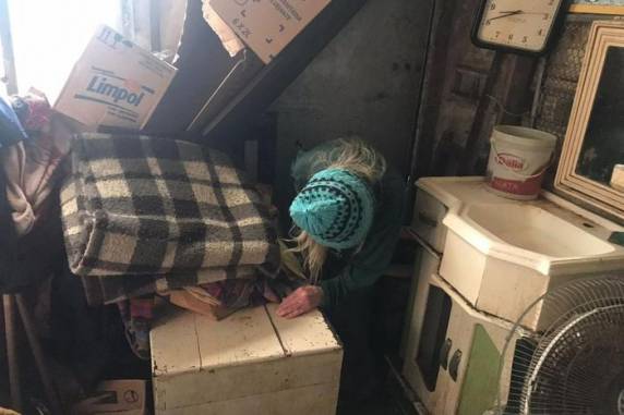 Ela era mantida no baú de um caminhão pelo próprio filho, que morava em uma casa de alvenaria de dois pisos