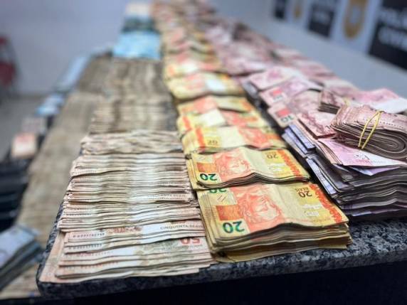 Dupla foi detida no bairro Teresópolis após levar caminhonete em oficina para preparar fundo falso no porta-malas do veículo