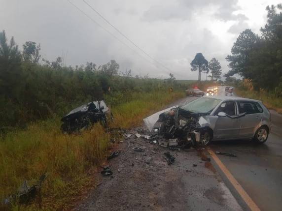 Acidente ocorreu por volta das 17h deste sábado (25) na altura do km 30 da rodovia. Segundo a equipe que atendeu a ocorrência, vítimas são o motorista e a passageira de um dos carros.