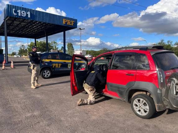 Policiais encontraram maconha, cocaína e metanfetamina escondidas no estofado do veículo que ele dirigia. Caso aconteceu na sexta-feira (24).