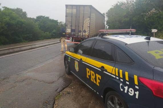 Conforme a Polícia Rodoviária Federal, abordagem ocorreu após denúncias feitas por condutores que circulavam pela rodovia