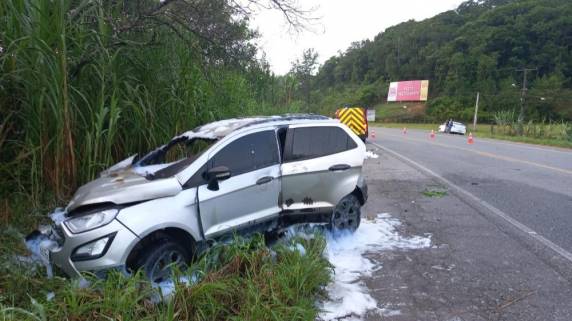 Polícia relatou que carro fazia ultrapassagem em uma curva e bateu de frente com a motocicleta
