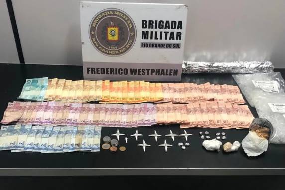 Foram presas uma mulher de 52 e outra com 26 anos de idade