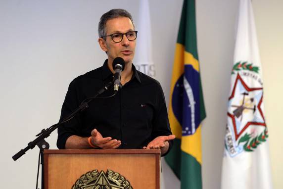Nas redes sociais, governador de Minas Gerais afirmou que a remuneração atual do primeiro escalão de seu governo é 