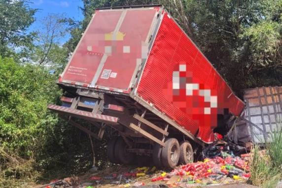 Colisão envolveu três caminhões e causou bloqueio do trânsito nos dois sentidos