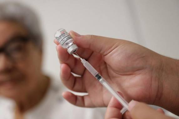 Adultos com boa saúde não precisam de dose adicional além do esquema primário e de um primeiro reforço