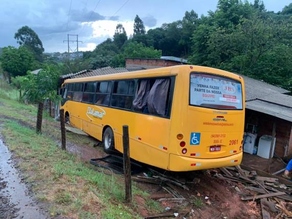 Ônibus com mais de 30 passageiros atinge três casas em Passo Fundo - foto 3