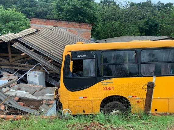 Ônibus com mais de 30 passageiros atinge três casas em Passo Fundo - foto 2