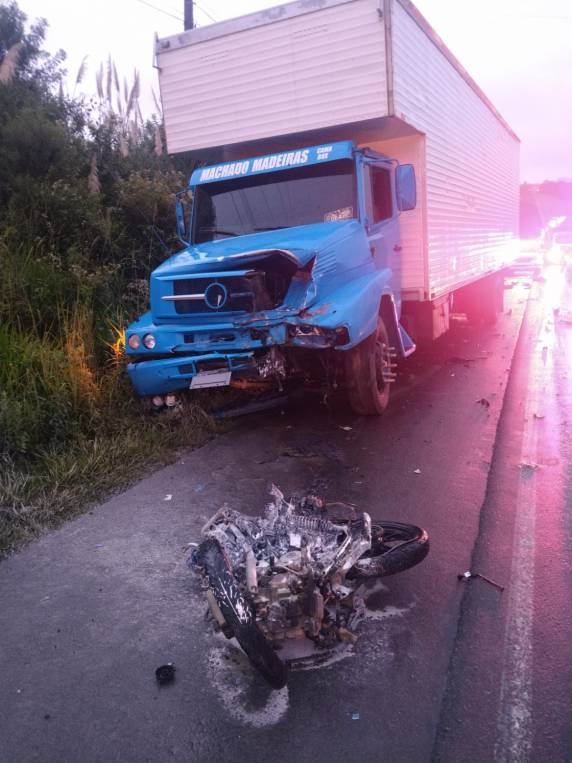 Motocicleta chegou a pegar fogo no acidente e ficou destruída