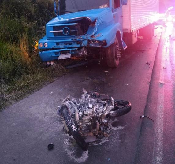 Motocicleta chegou a pegar fogo no acidente e ficou destruída