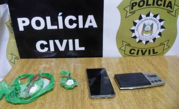 A presa tinha no colo a filha de um ano de idade