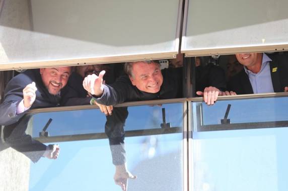 Ex-presidente desembarcou na capital federal após 89 dias nos Estados Unidos