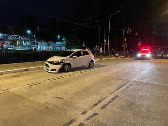 Carro e moto colidiram pouco antes das 22h desta quinta-feira