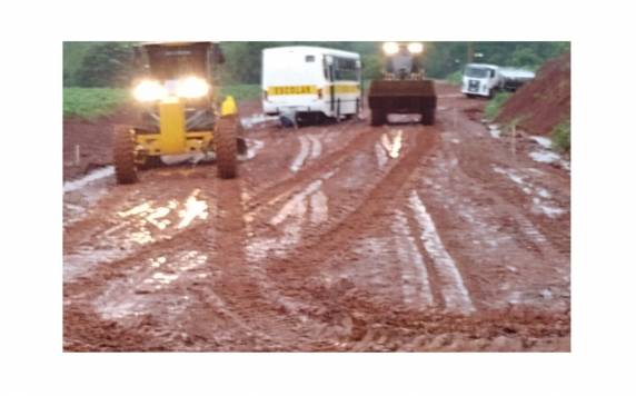 Equipes da prefeitura de Horizontina foram mobilizadas para desatolar os veículos. Transtorno foi provocado pela chuva intensa