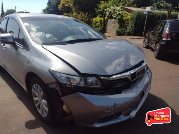 Colisão transversal envolveu dois automóveis na esquina das ruas Osvaldo Cruz e Matogrosso