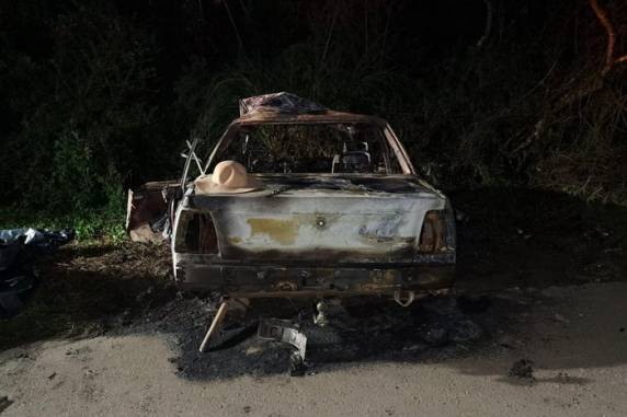 Colisão envolveu dois carros por volta das 3h30min deste sábado (1º). Um dos veículos ficou totalmente queimado