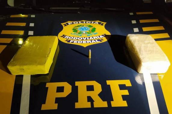 Agentes da Polícia Rodoviária Federal encontraram porções de cocaína e crack escondidos no interior de um veículo Corsa
