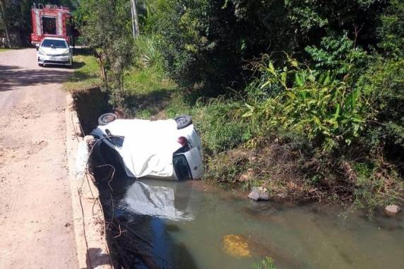 Vítima fatal tinha 74 anos e era uma das ocupantes de um Ford Focus; outras duas pessoas se feriram