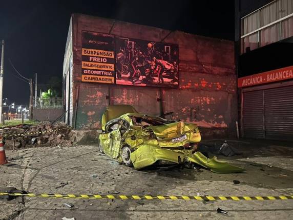 Carro em que eles estavam foi localizado destruído em uma calçada do bairro Bom Sucesso