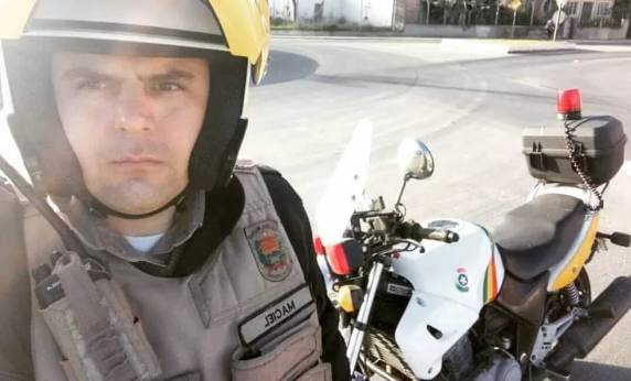 Durante as ações de busca, o acusado chegou a pular um carro em movimento, além de fazer uma família refém, segundo a polícia.