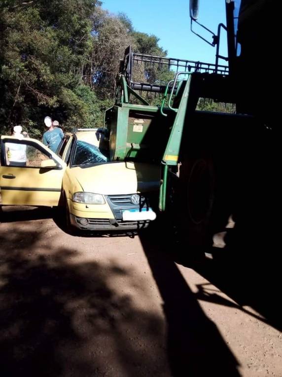 Veículo colide frontalmente em colheitadeira no interior de Tiradentes do Sul - foto 3