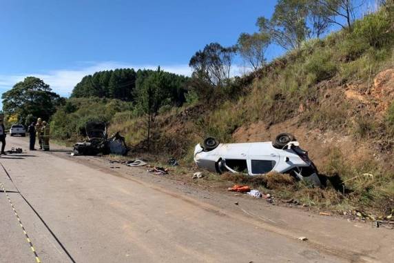 Colisão envolveu caminhão e outros três veículos