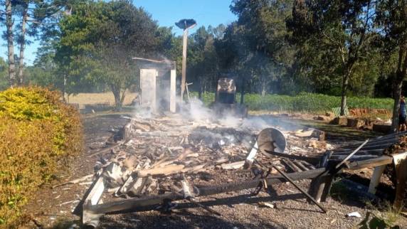 Fogo teria começado com faíscas na fiação elétrica. Prefeitura busca doações para a família, que perdeu tudo no incêndio.