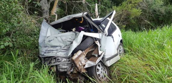 Acidente aconteceu em trecho de três pistas em Erechim e envolveu um automóvel e um caminhão.