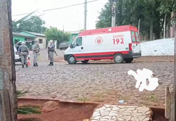 Testemunhas relatam que homem estaria ameaçando pessoas na rua com uma faca