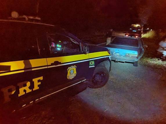 Outros dois homens também foram detidos; veículo estava sendo levado para Santa Maria