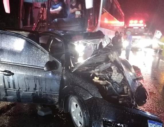 Vítima estava no veículo, modelo Ford Fiesta, junto com outras seis pessoas, capacidade acima da adequada. Acidente ocorreu na BR-470, no meio-oeste catarinense.