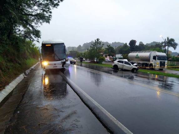 Motorista de automóvel morre em colisão frontal com ônibus na BR-282 - foto 3