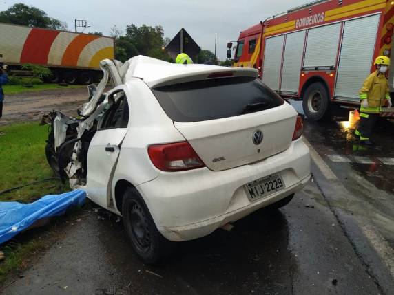 Motorista de automóvel morre em colisão frontal com ônibus na BR-282 - foto 2