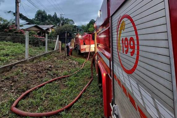 Casa é destruída por incêndio em Serafina Corrêa neste sábado - foto 2