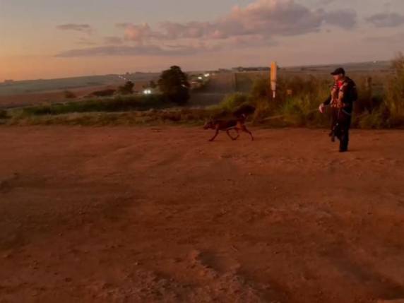 Jakson Padilha da Silva, 27 anos, foi visto pela última vez durante uma corrida; passageiro do carro também foi encontrado morto