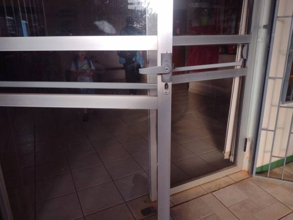 A porta do educandário não possuí fechadura e a tranca de segurança não funciona