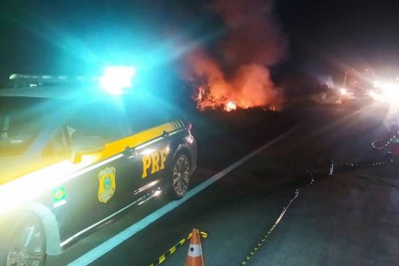 Um dos carros envolvidos na ocorrência era da prefeitura de Bagé e incendiou após a colisão