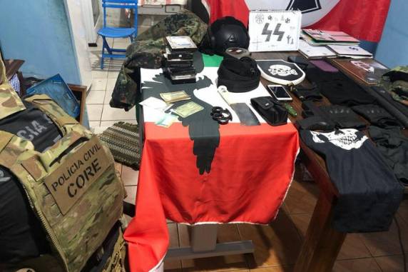Polícia encontrou bandeiras e fotos nazistas e fascistas, simulacro de arma de fogo, facas, canivetes, fardas camufladas e capacetes na casa do investigado de 14 anos