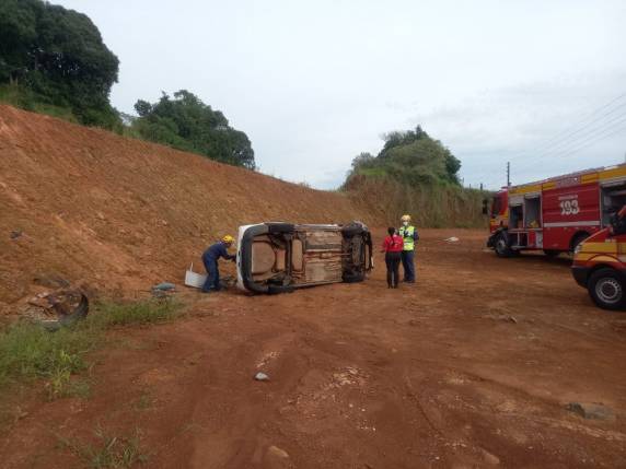 Saída de pista foi registrada no interior de Pinhalzinho na manhã desta quinta-feira