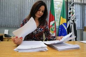 Agentes da 3ª DP de Porto Alegre chegaram ao homem de 28 anos através de rastreamento interno de tablet; objetivo agora é descobrir quem roubava e recomprava os aparelhos